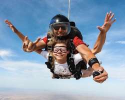 Mariah loves adventure sports like sky diving alongside her boyfriend Bill.